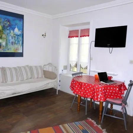 Appartamento Typical Parisian Studio, Quiet And Comfortable *
