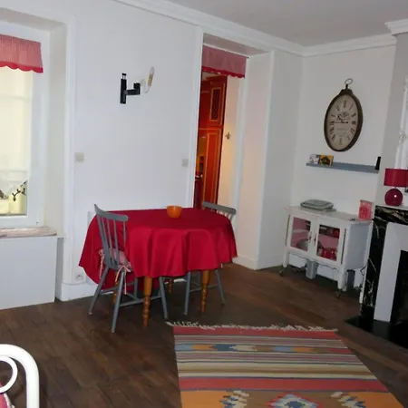 Appartamento Typical Parisian Studio, Quiet And Comfortable Parigi