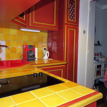 Appartamento Typical Parisian Studio, Quiet And Comfortable Parigi
