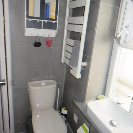 Appartamento Typical Parisian Studio, Quiet And Comfortable Parigi