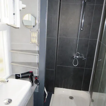 Typical Parisian Studio, Quiet And Comfortable Parigi