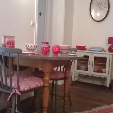 Appartamento Typical Parisian Studio, Quiet And Comfortable Parigi